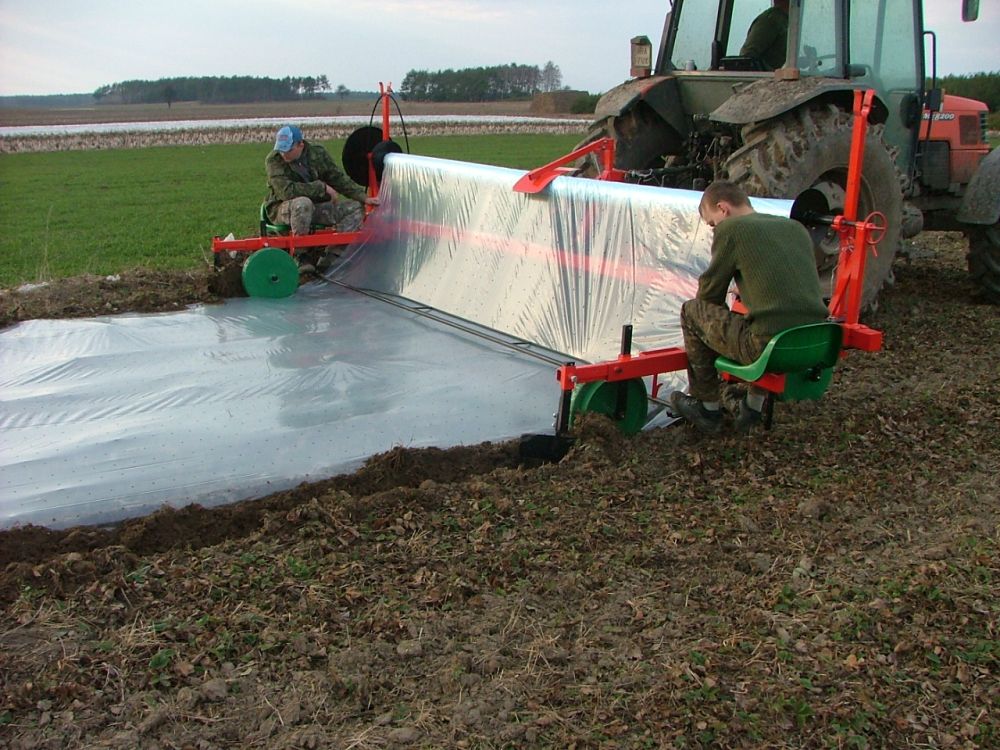 Máquinas para cubrir plantas con film y agrotextil